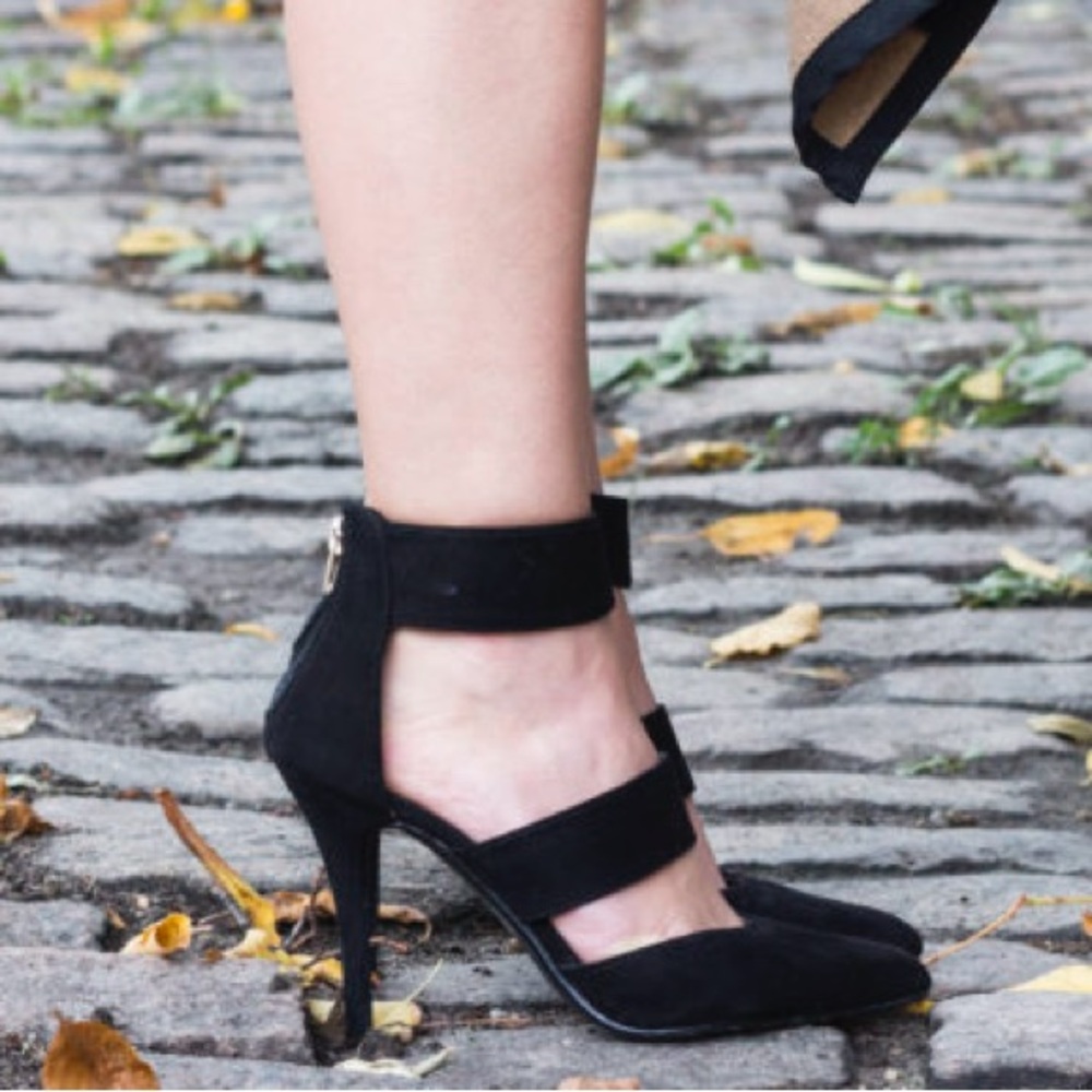 Le Chateau Black Strappy High Heel Faux Suede Stilettos Size 8 Pointy Toe